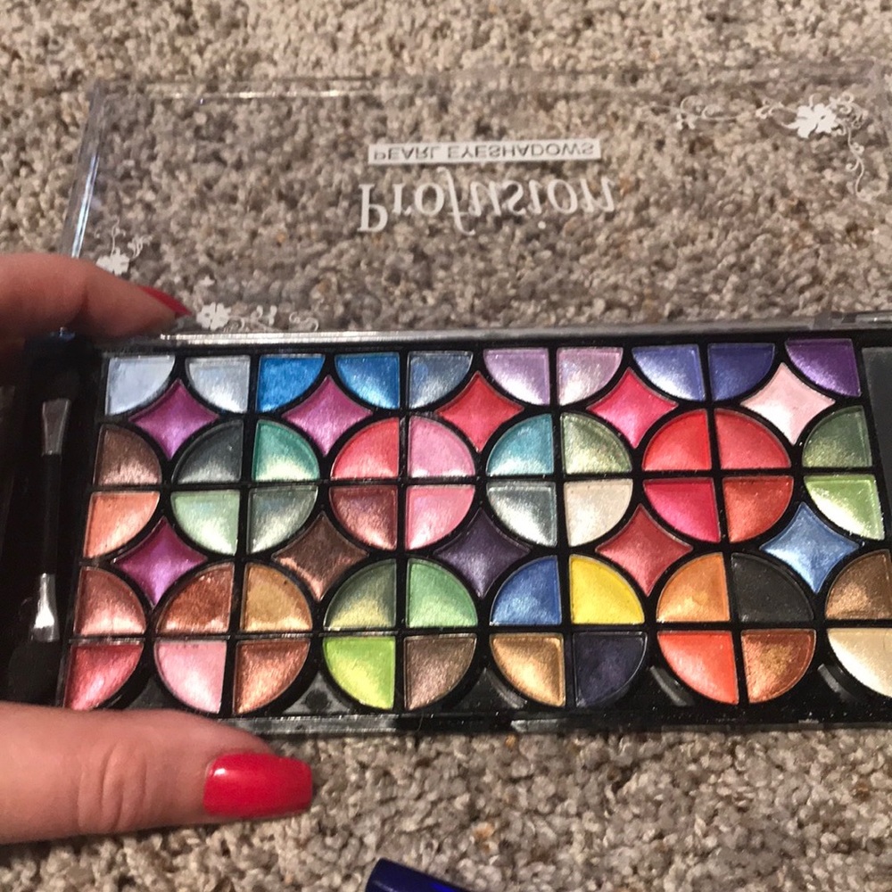 Makeup Bundle - Picture 2 of 7